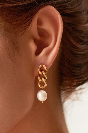 Gold chunky chain drop earrings with a single pearl accent.