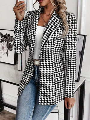 Houndstooth lapel collar blazer in plaid, featuring a classic cut and button closure.