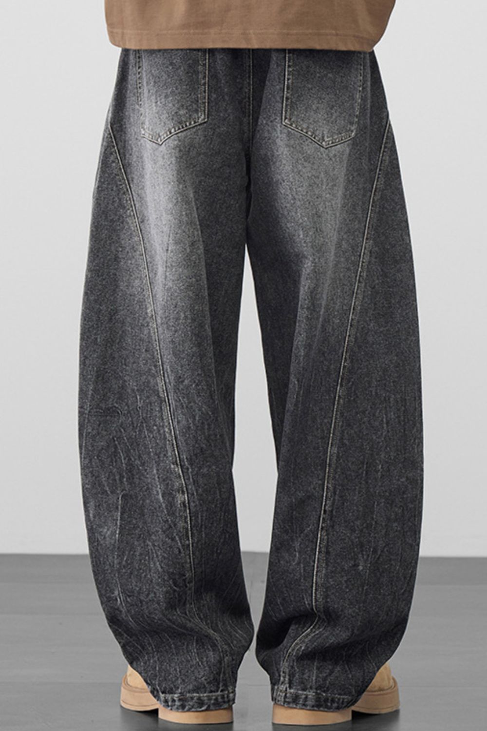 Men's dark gray oversized wide-leg jeans made of 100% cotton with a washed look.