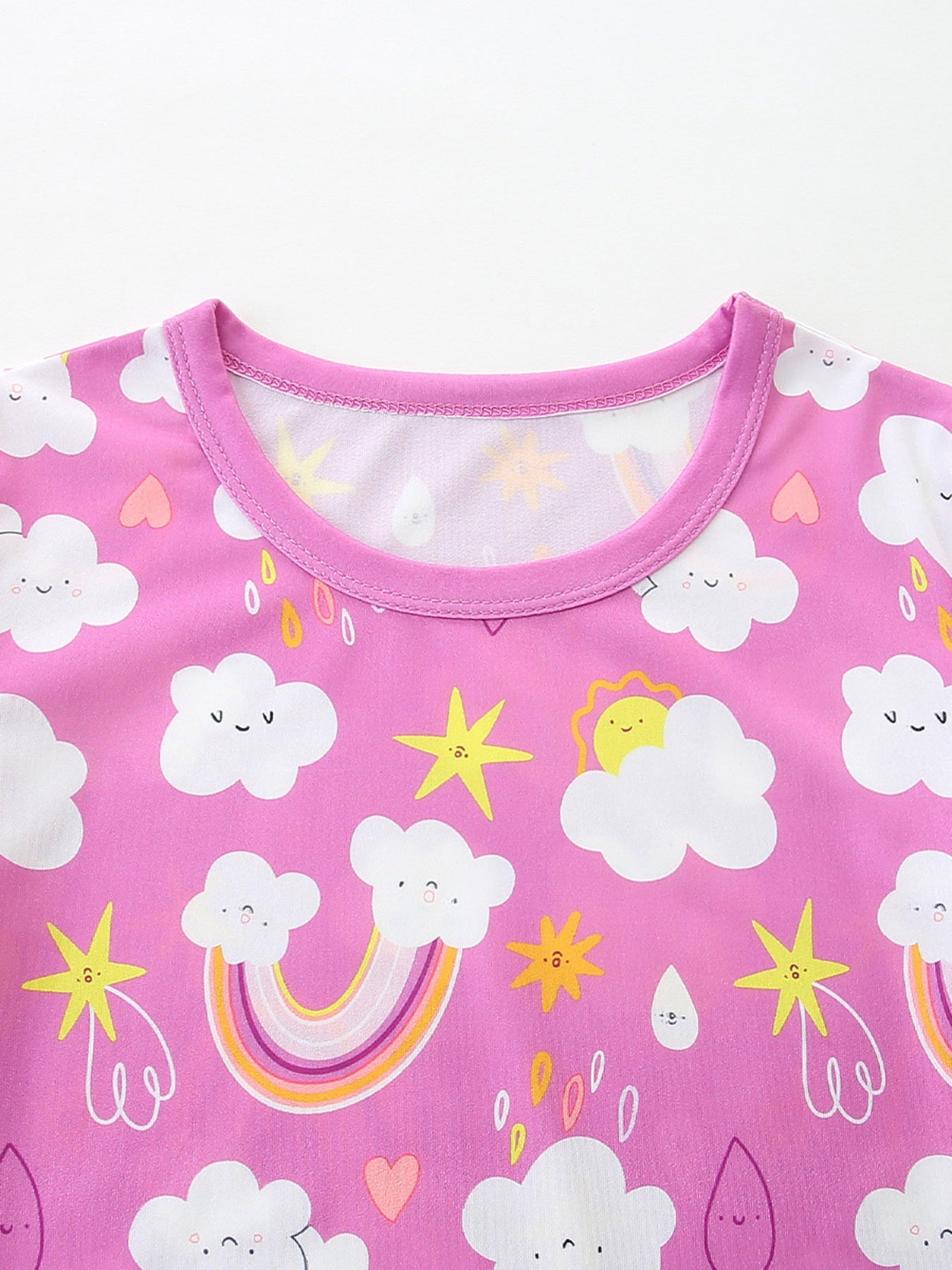 Girls' long johns with a pink cloud and rainbow print and crew neck.
