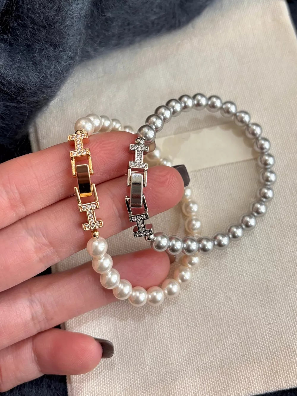 Elegant pearl bracelet with gold or silver buckle and zircon accents