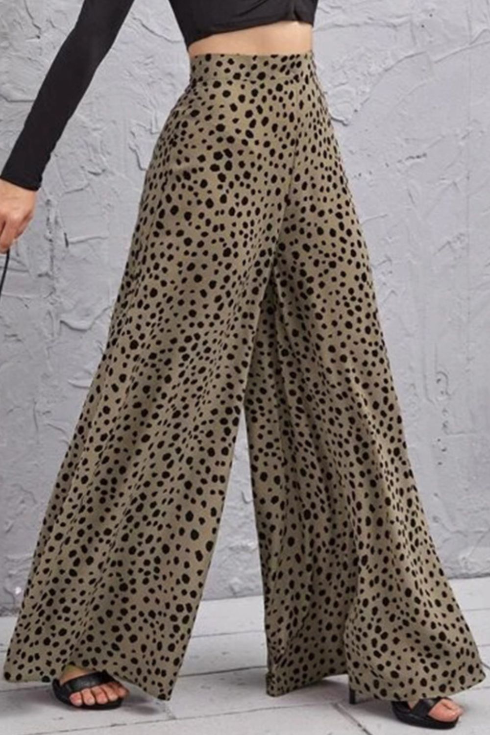 Spotted wide-leg palazzo trousers in dusty pink with a high waist and flowing silhouette.