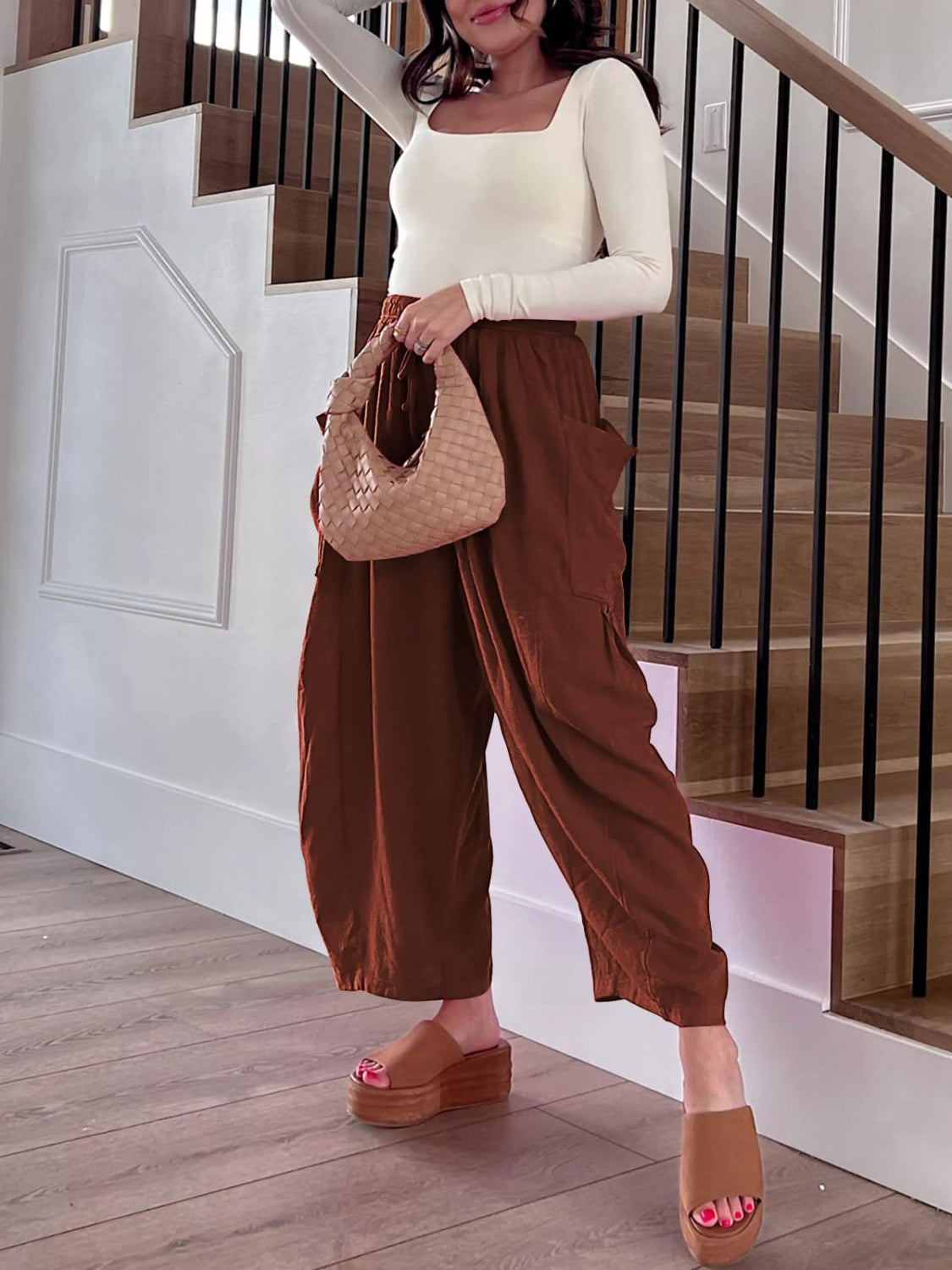 Linen balloon trousers in dark brown with cargo pockets and a relaxed fit.