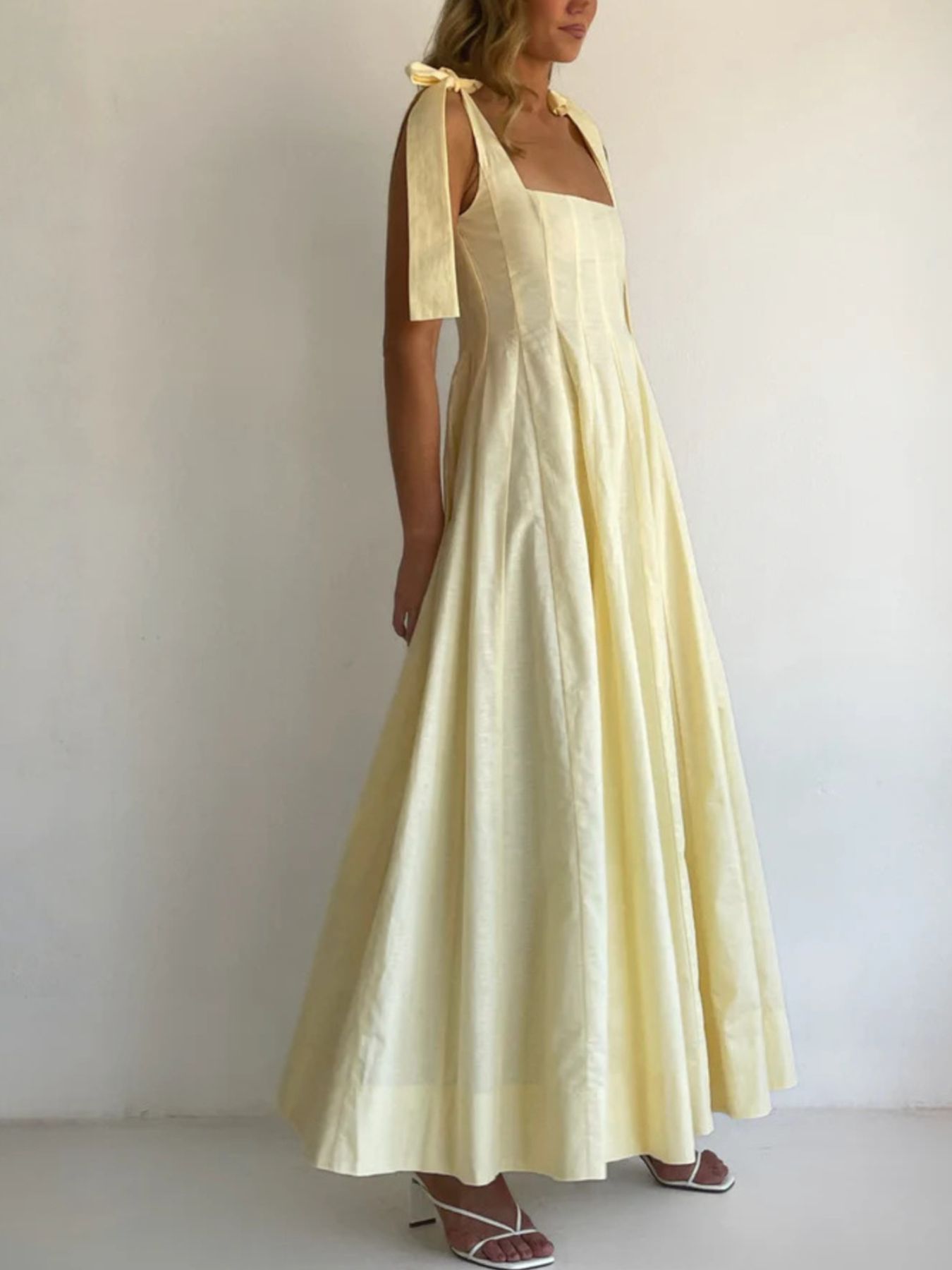 Yellow maxi dress with square neckline and bow-tie shoulder straps