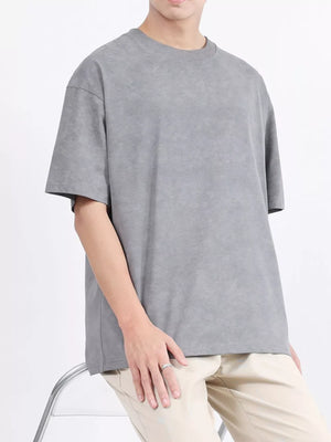 Men's relaxed fit t-shirt in Carbon Gray cotton blend with crew neck and short sleeves.