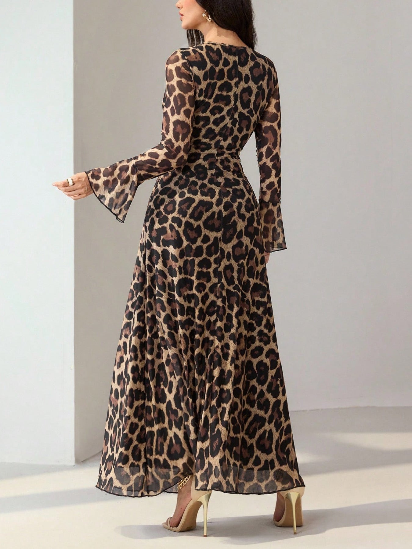Maxi dress with flare sleeves in animal print, made of 100% polyester, with a flowing skirt.