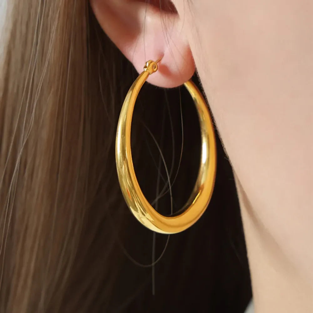 Sculpted oval gold hoop earrings, 18K gold-plated, for women.