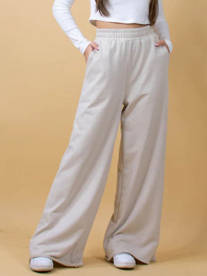 Wide-leg lounge pants in beige with elastic waistband and pockets.