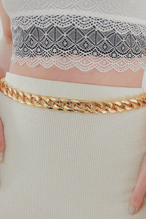Gold chunky curb chain belt with a casual, modern style.