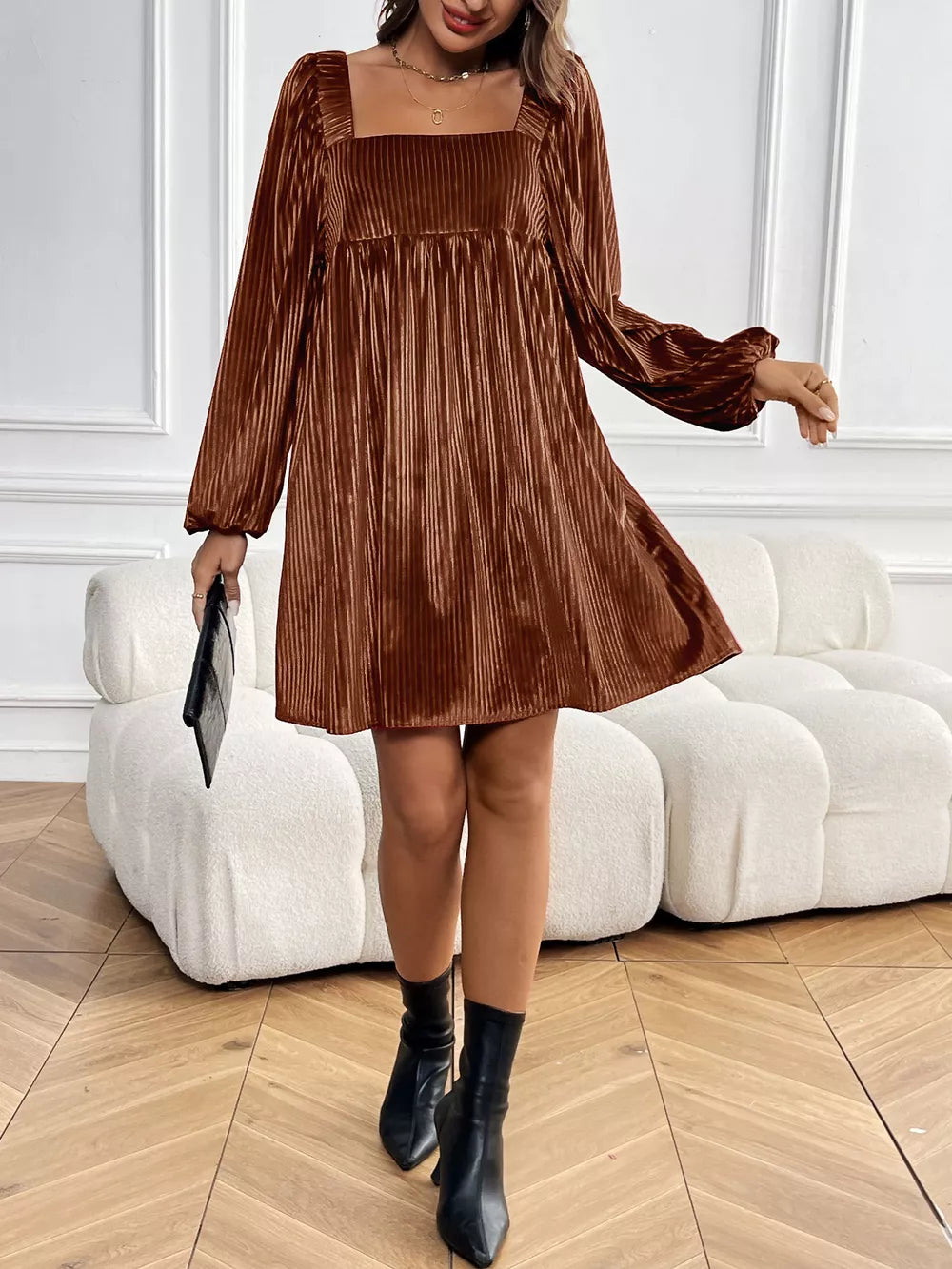 Chic velvet mini dress with square neckline and long sleeves in brown.