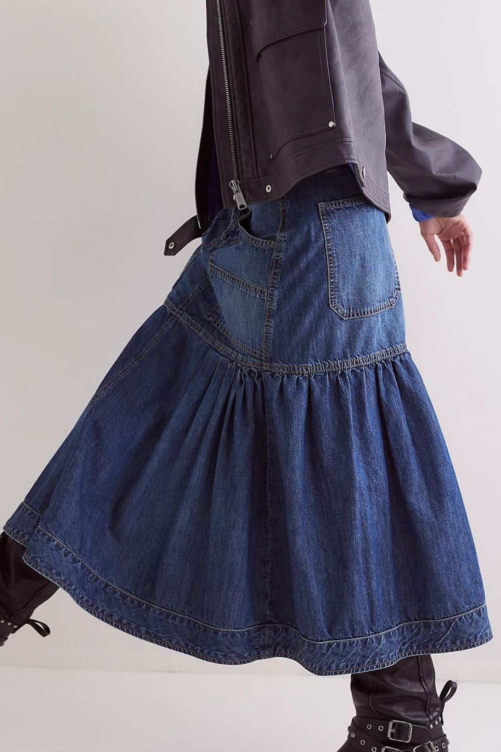Denim midi skirt with flounce and pockets in dark wash.