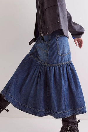 Denim midi skirt with flounce and pockets in dark wash.