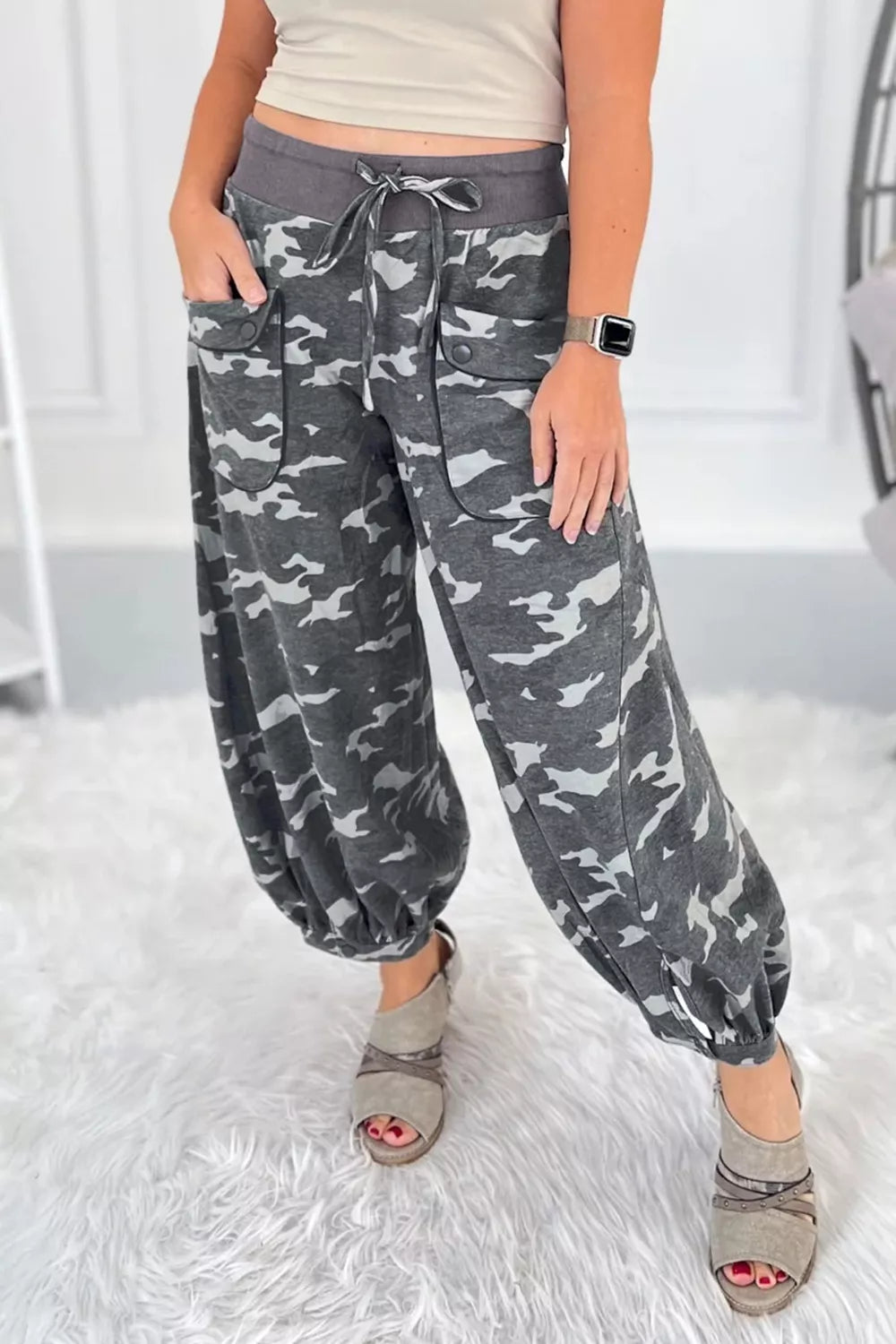 Camouflage barrel pants with cargo pockets and drawstring waist.