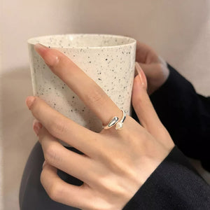 Luminous pearl bypass ring in silver, featuring a delicate abstract design.