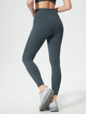 Sculpted contour leggings in gray with V-seam detail and pocket.