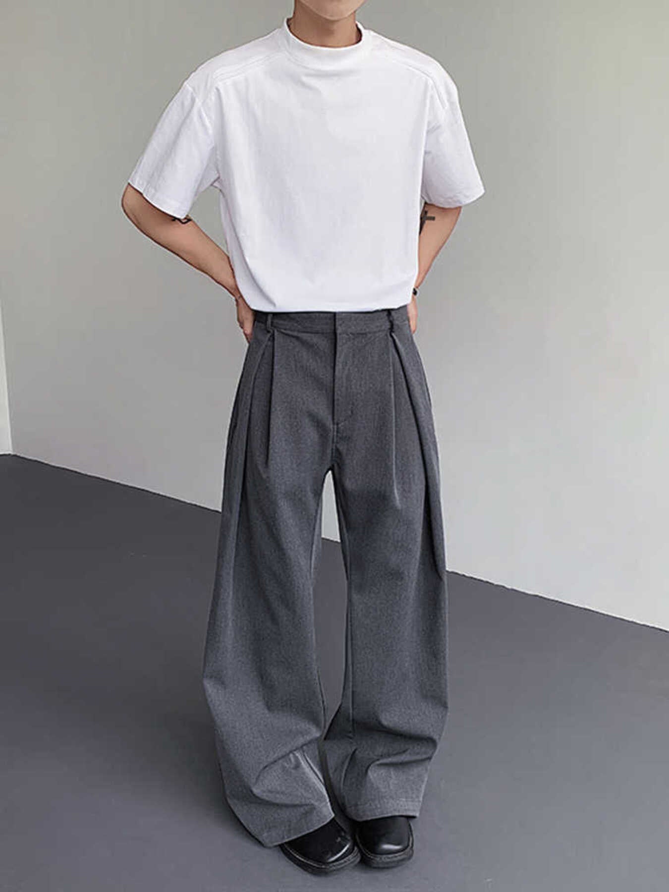 Men's relaxed fit grey sweatpants with pleats and wide leg