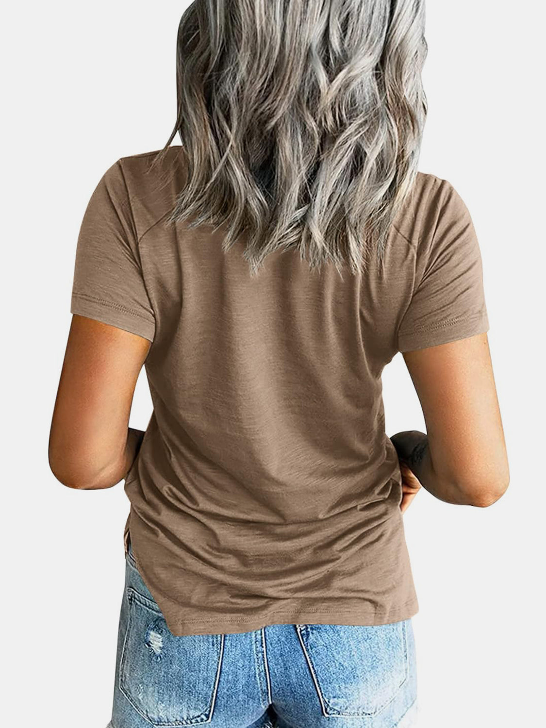 Raglan pocket t-shirt in mocha with short sleeves and a casual fit.