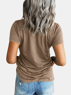 Raglan pocket t-shirt in mocha with short sleeves and a casual fit.