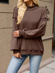 sweatshirt in Army Green with exposed seam and hip-length