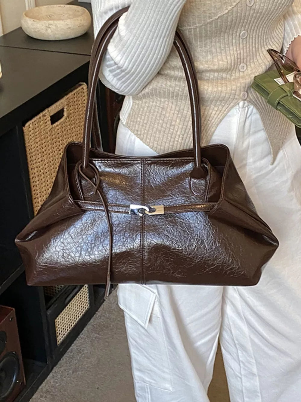 Pu Leather Shoulder Bag in Brown, fit detail