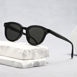 Black classic sunglasses with UV400 protection and dark lenses.