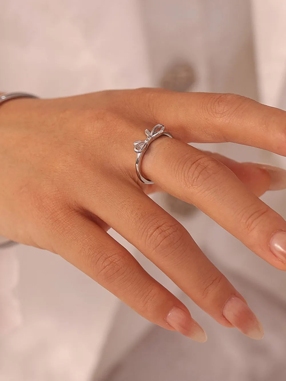 Silver ring with delicate bow contour detail