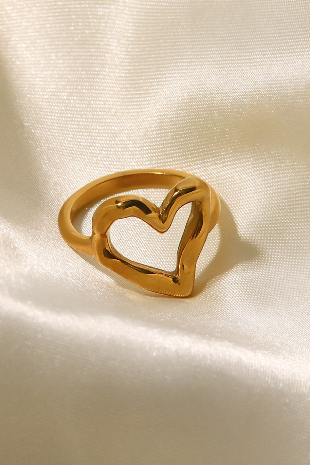 Gold 18k gold-plated sculpted heart signet ring