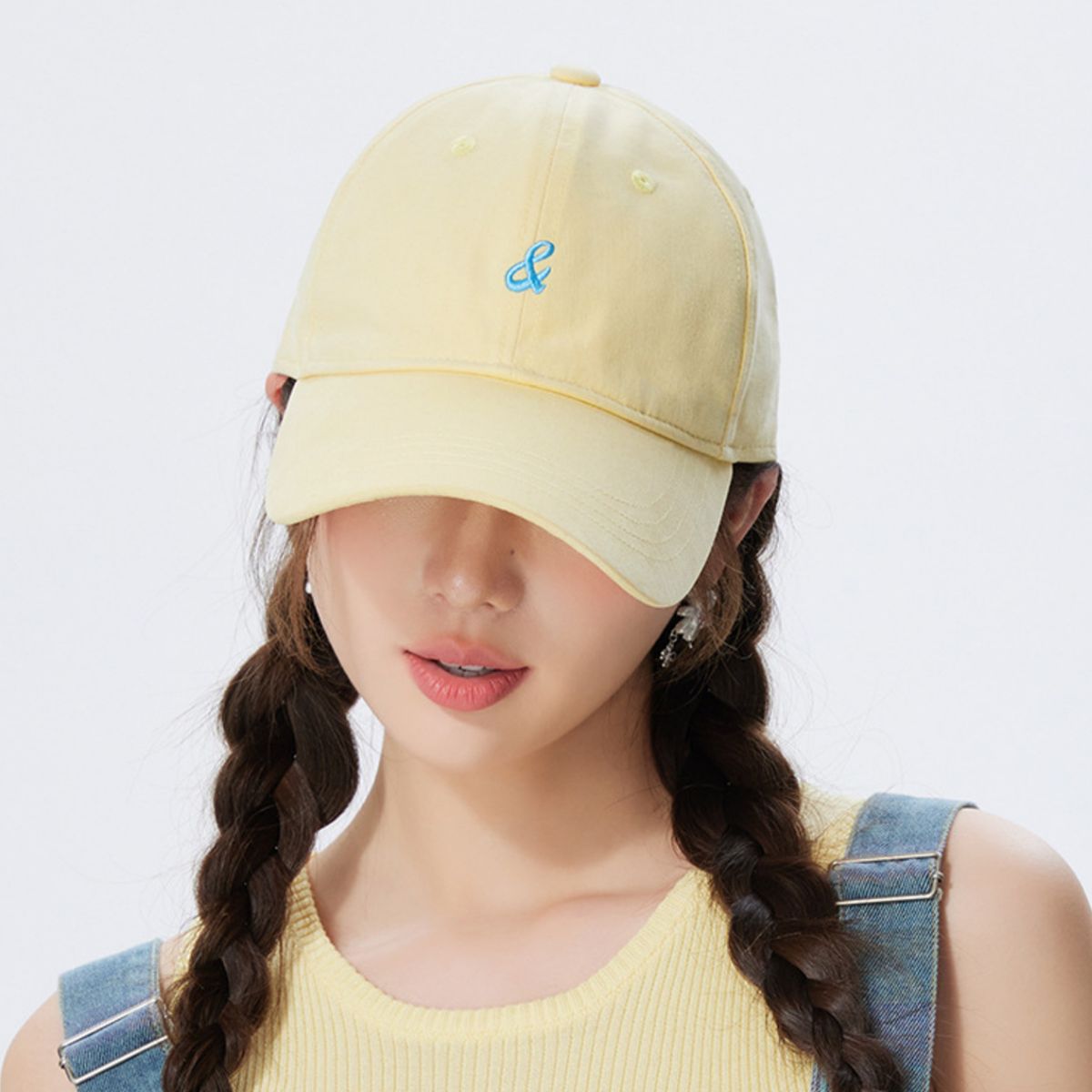 Yellow cotton baseball hat with blue embroidered detail