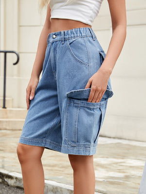 Cargo denim bermuda shorts with elastic waist and side pockets in medium wash.