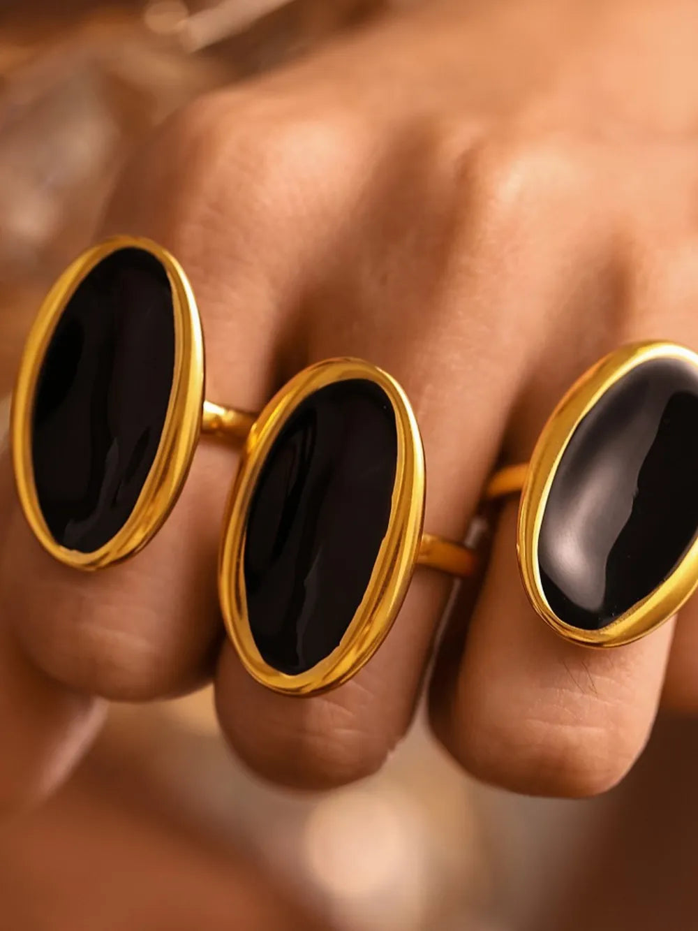 Gold cocktail ring with sculpted oval onyx stone, 18K gold band