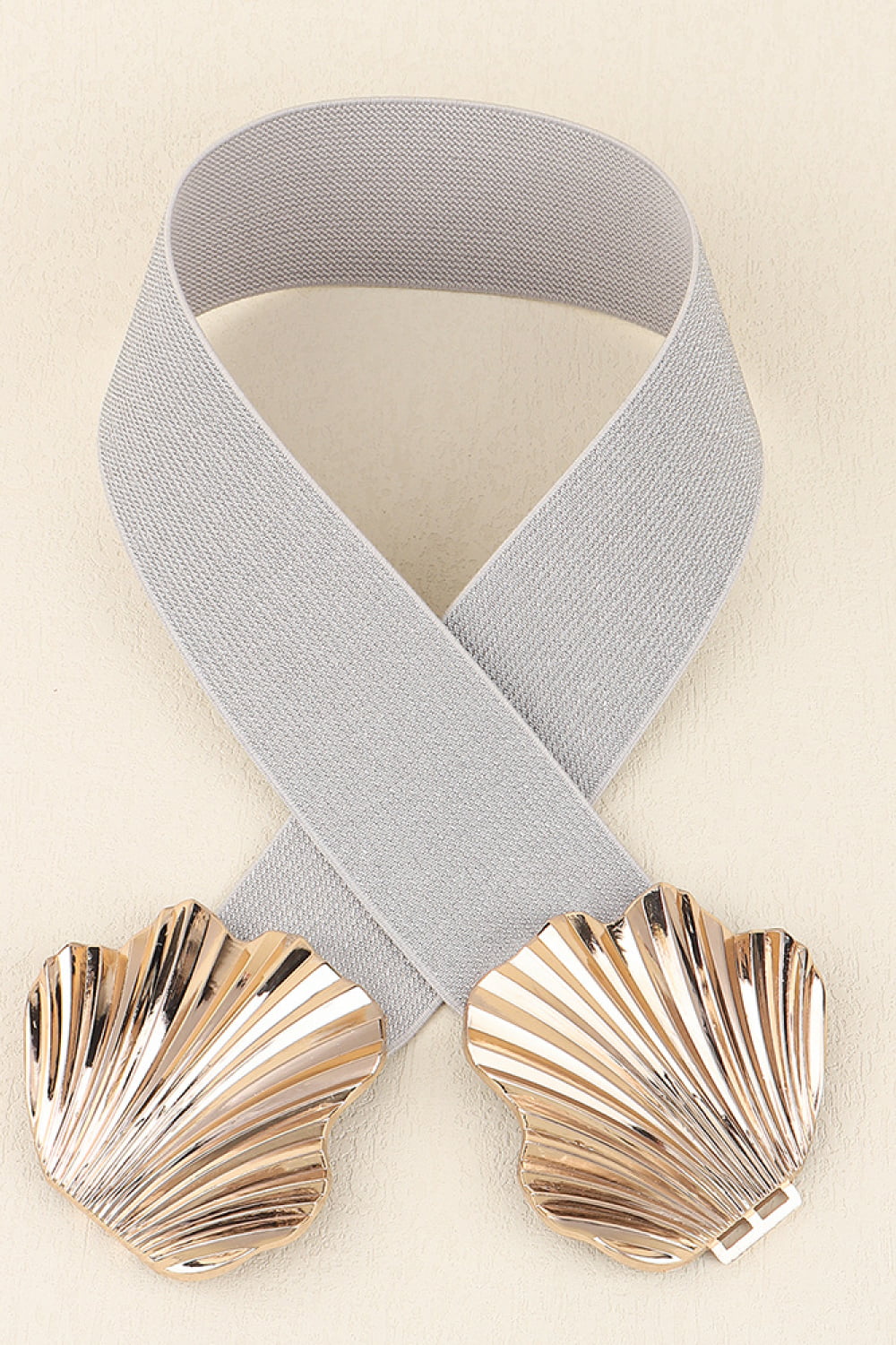 Silver elastic belt with gold shell buckle detail