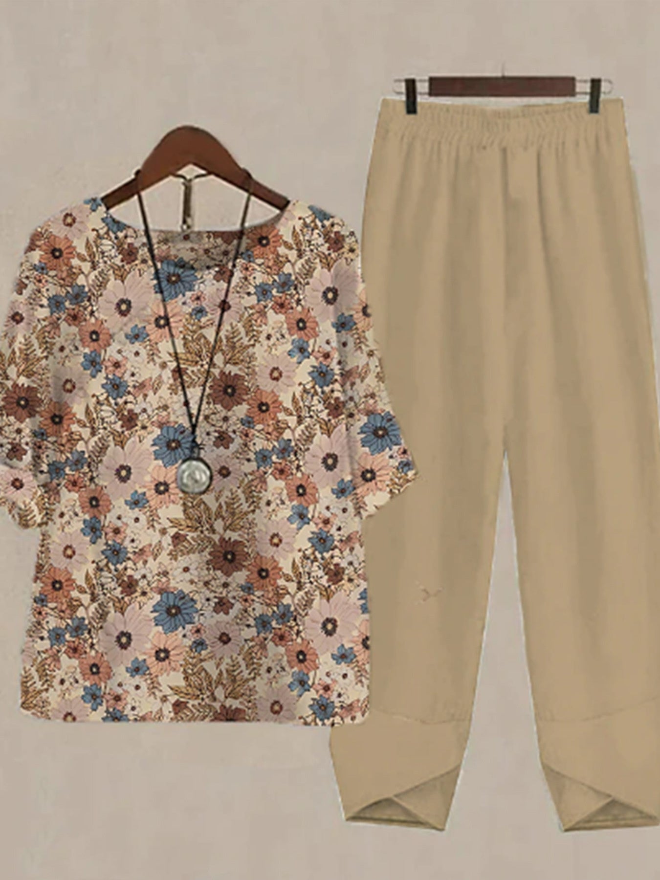 Floral print half sleeve top set with tan pants, women's casual outfit