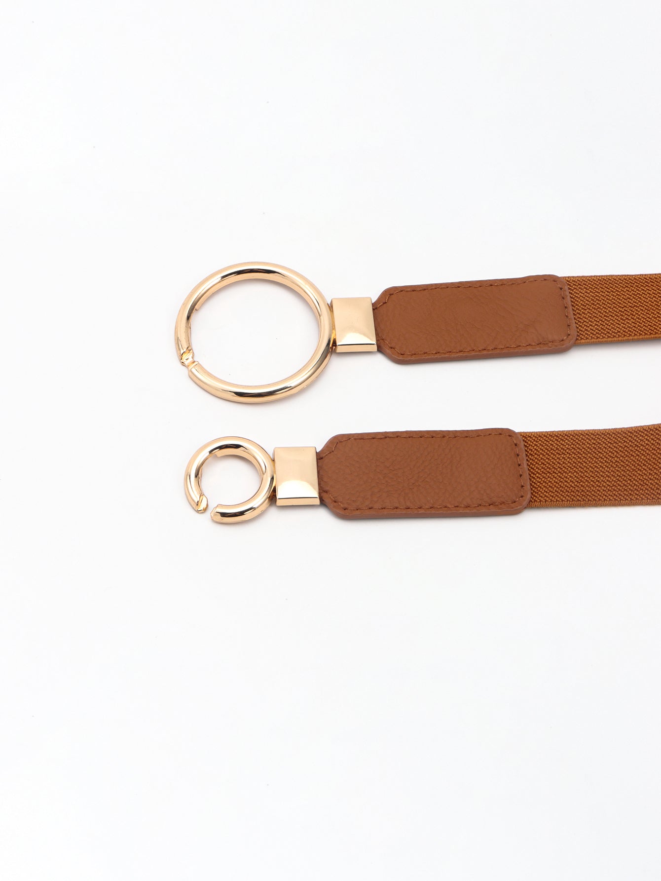 Interlocked ring elastic belt with tan faux leather detail and gold buckle.