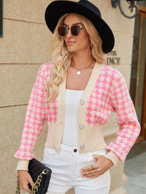Pink and tan houndstooth cropped cardigan with pearl buttons and V-neck.