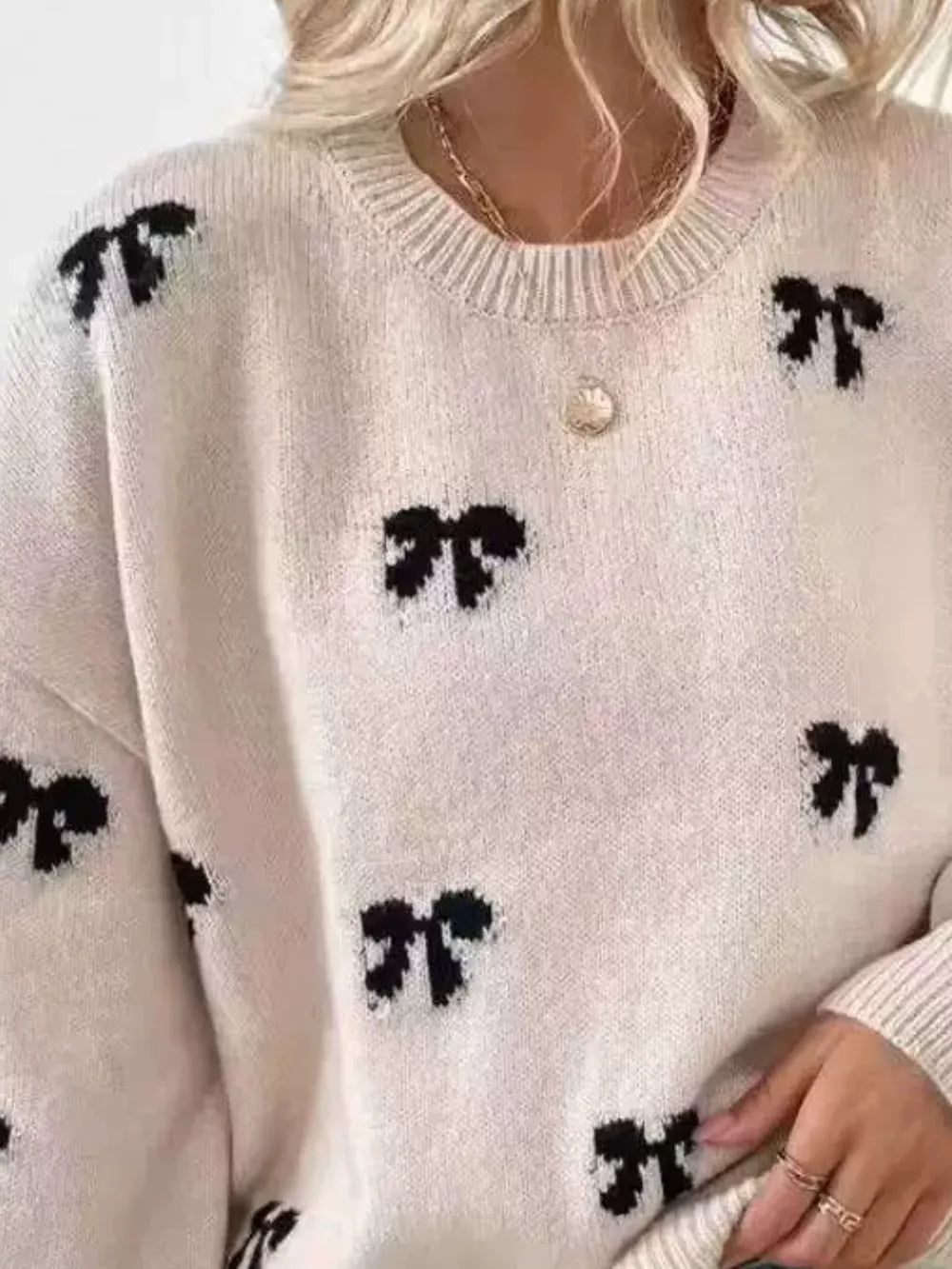 pullover sweater in cream with bow-print and ribbed