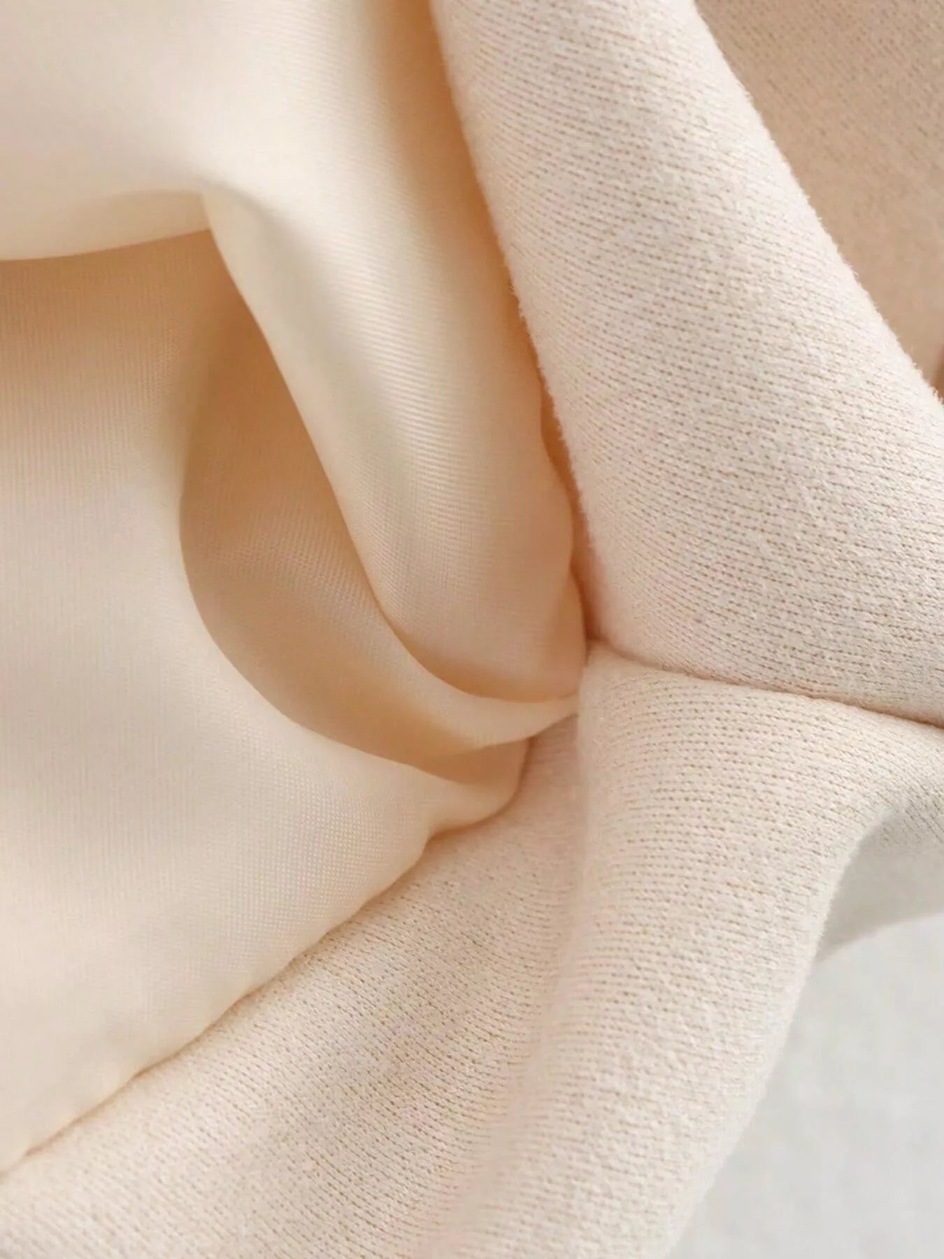 Oversized zip-up jacket in off-white with a soft knit texture and smooth lining.