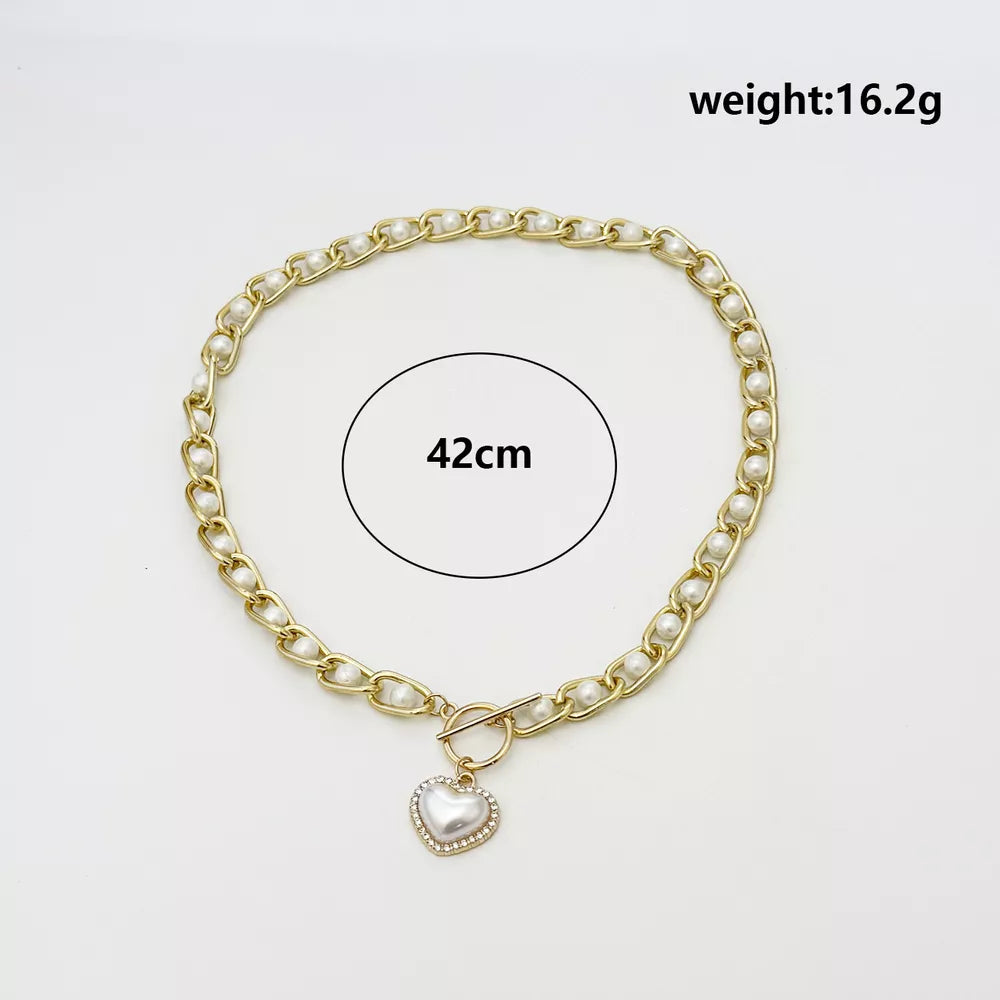 Chunky Pearl And Heart Pendant 18k Gold-plated Necklace in Gold, fit detail