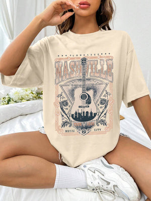 Graphic oversized tee in blush pink, casual cotton blend.