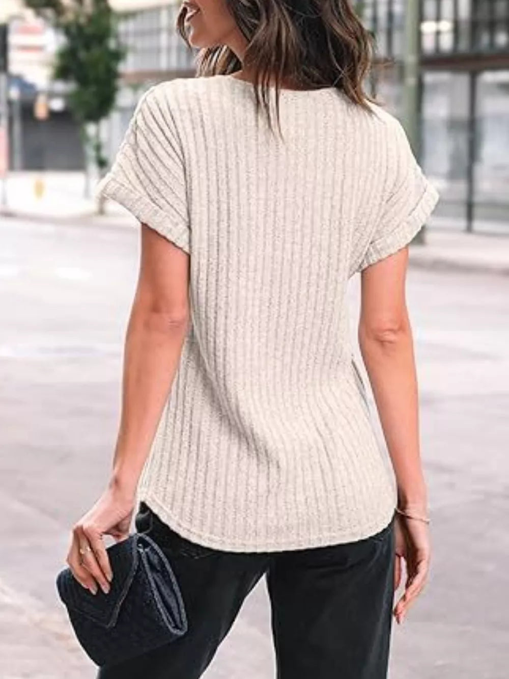 Ribbed knit t-shirt in Khaki Color with short sleeves and a curved hem.