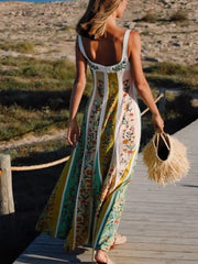 Maxi dress with botanical print, sweetheart neckline, and cotton fabric.