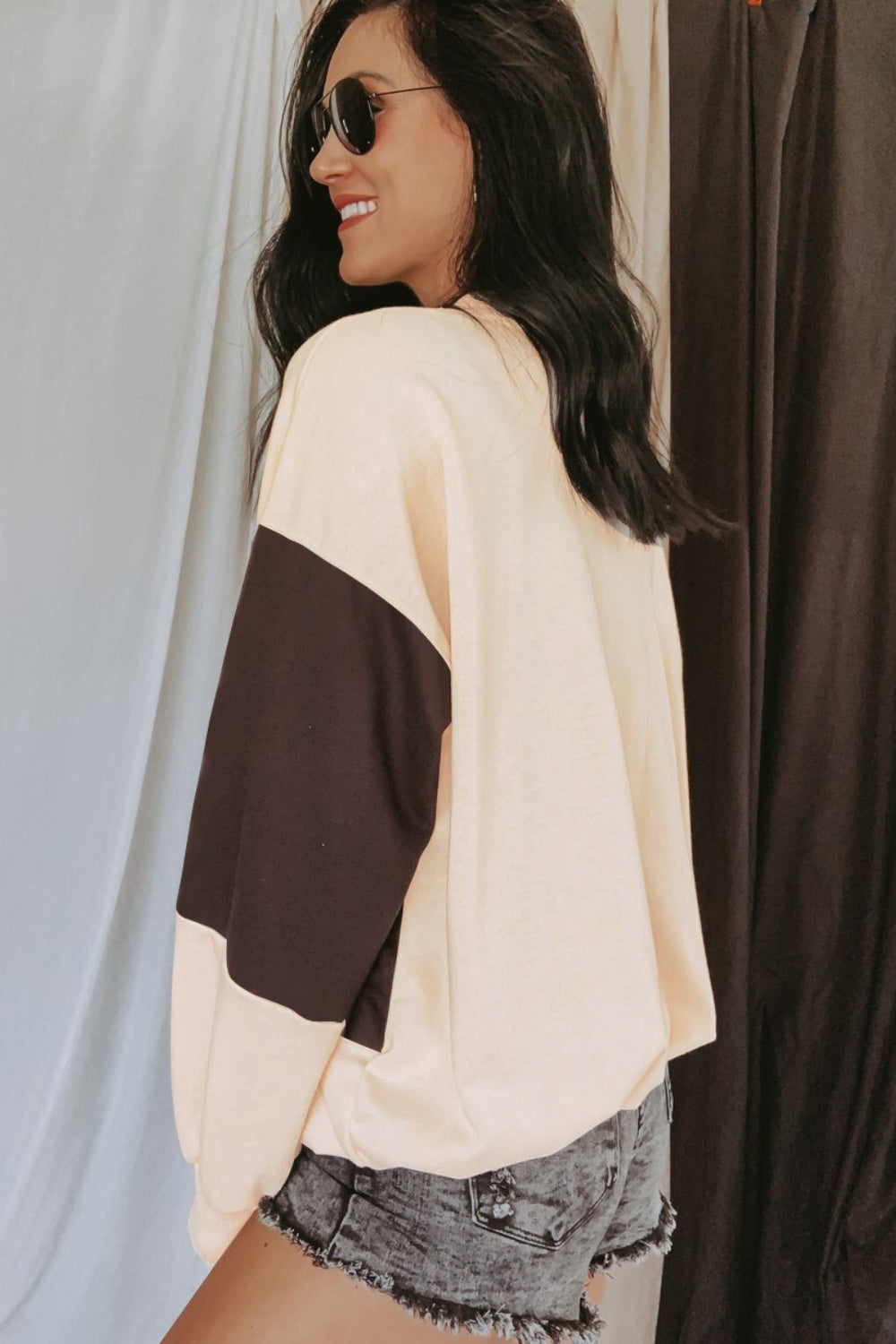 Colorblock sweatshirt with balloon sleeves in beige and dark brown, crew neck.