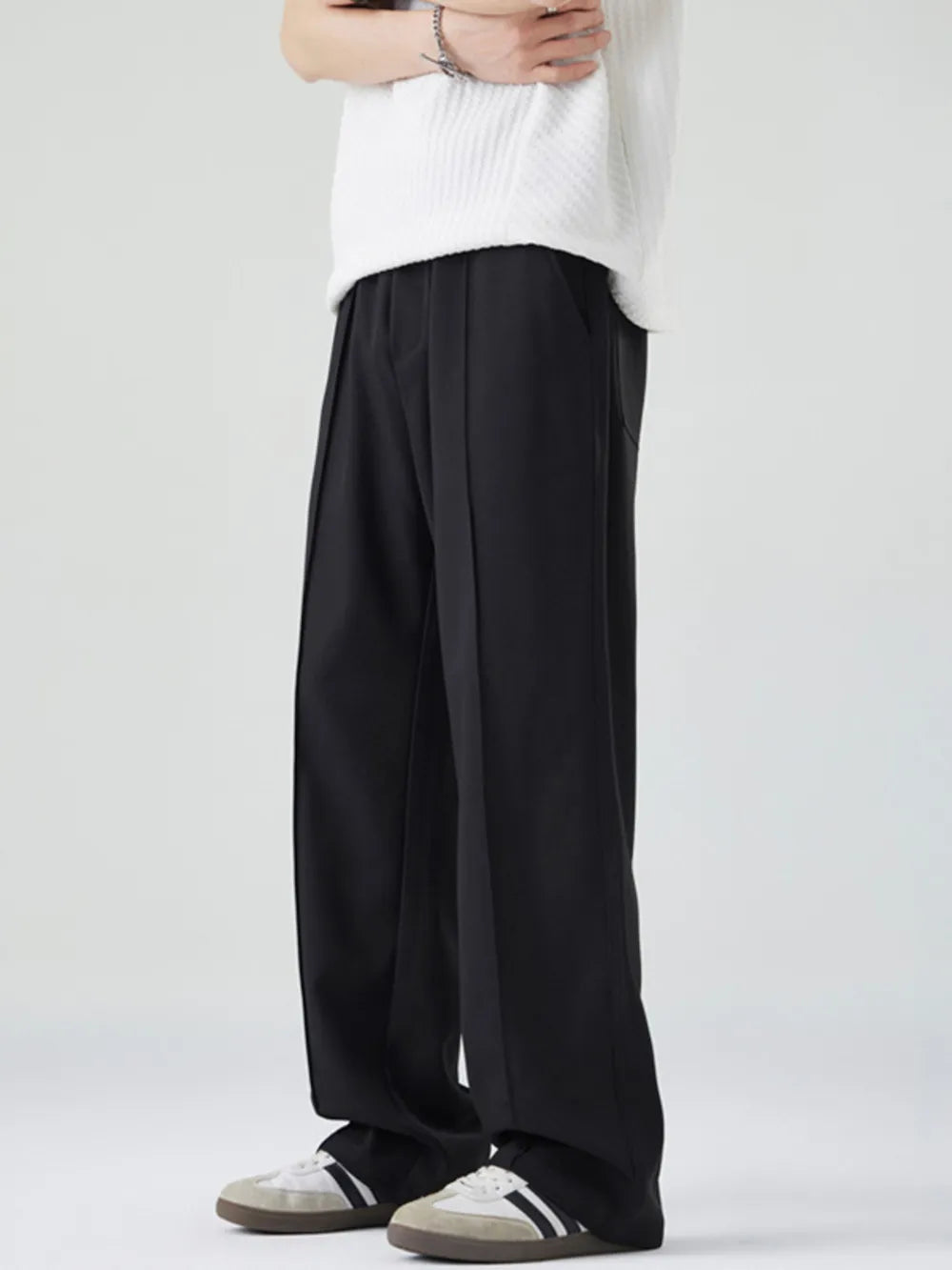 Black casual drawstring sweatpants with a relaxed fit and front seam detail.