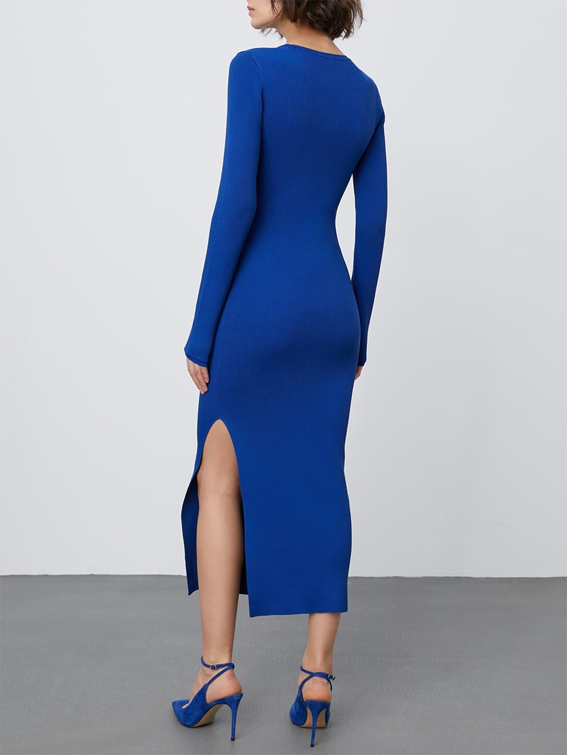 Ribbed midi dress in dark blue with a high slit and long sleeves.