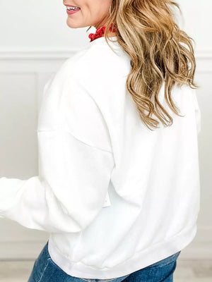 White crew neck sweatshirt with a relaxed fit and long sleeves.