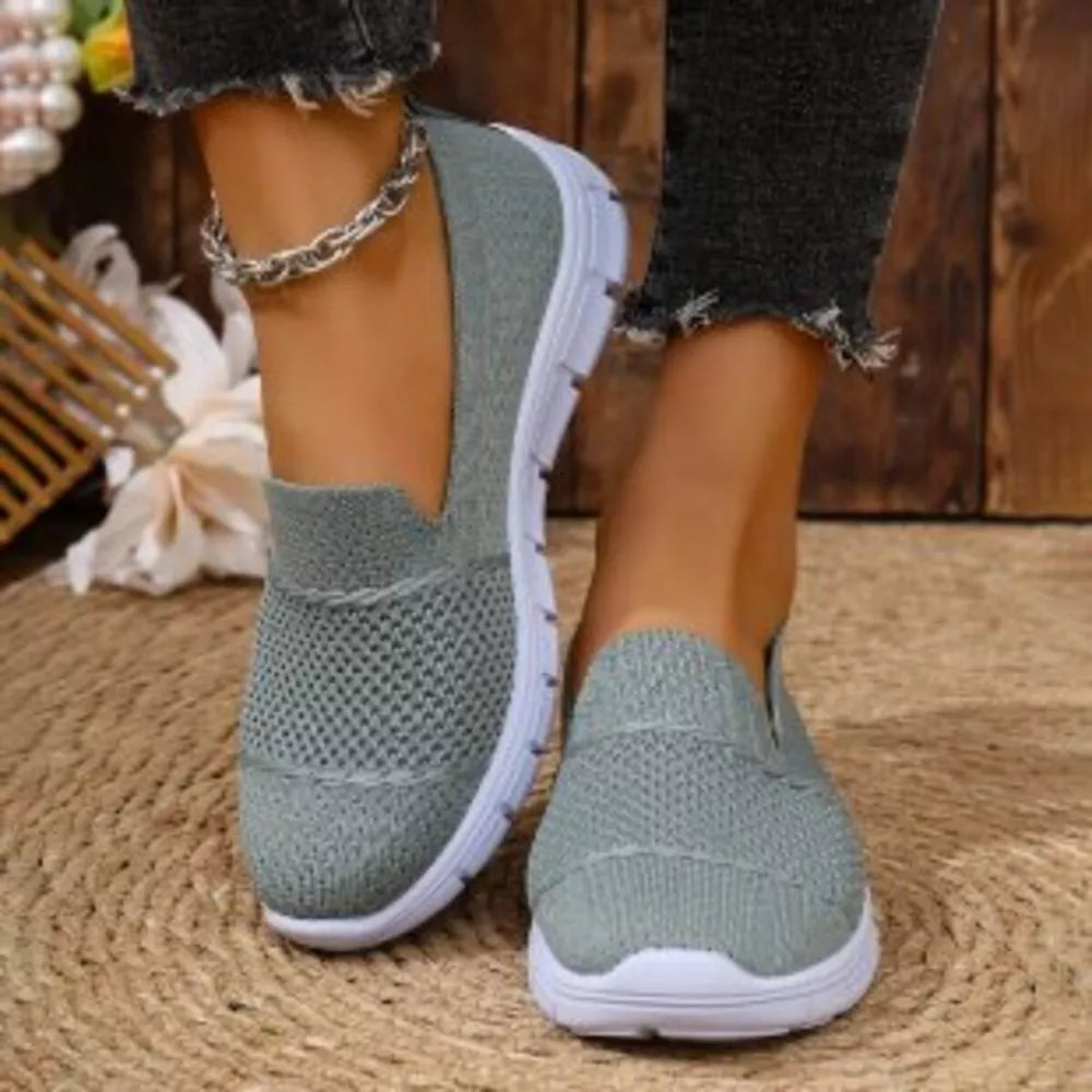Round Toe Flats Slip-ons in Black, fit detail