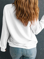White crewneck sweatshirt with long sleeves, casual fit, paired with denim jeans.