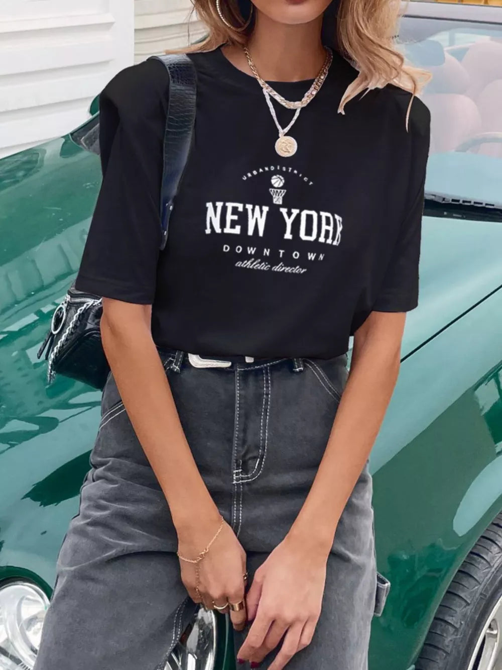 Black graphic t-shirt with New York print, round neck, short sleeves, casual style.