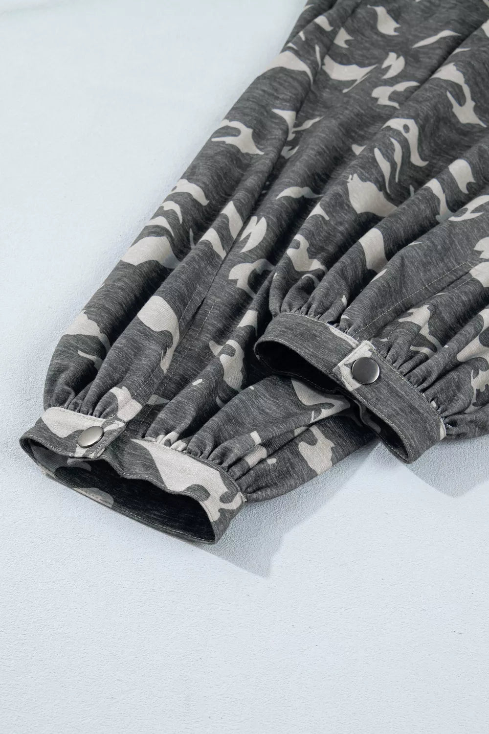 Camouflage barrel pants with cargo pockets and button cuffs.