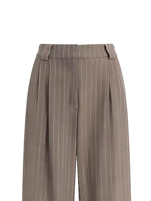 Elegant high-waisted beige pinstripe maternity trousers with pleats.