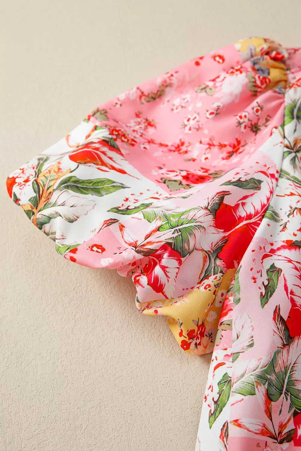 Contrast Collared V Neck Short Sleeve Floral Blouse in Floral, fit detail